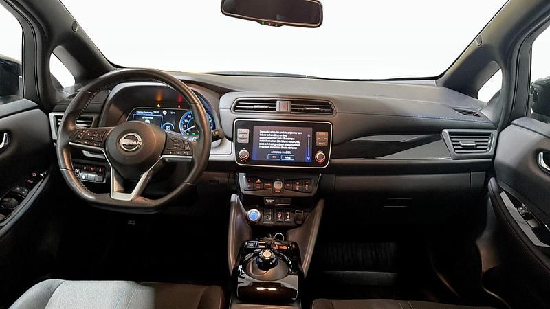 Begagnad Nissan Leaf N-Connecta 110 kW (150 HK) 2022 Blå Halvkombi