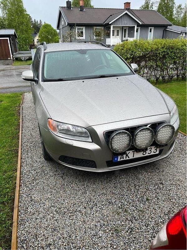 Brun Begagnad 2008 Volvo V70 Kombi | 51 000 kr (Marknadspris) - Bild 1/4