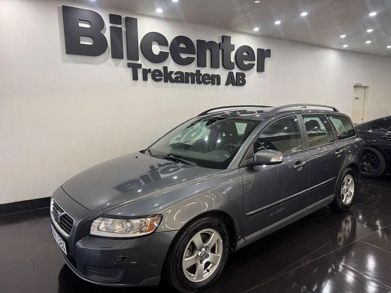 Grå Begagnad 2008 Volvo V50 Kinetic Kombi | 39 900 kr (Marknadspris) - Bild 1/4