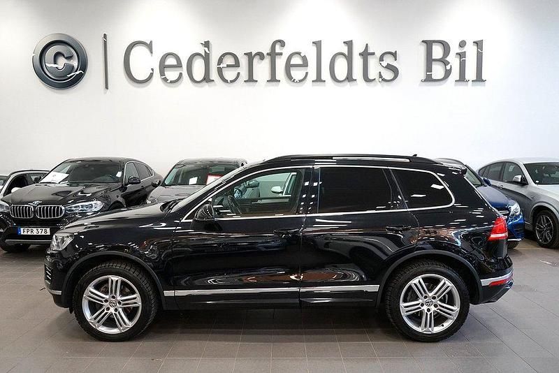 Svart Begagnad 2017 VW Touareg SUV | 229 900 kr (Marknadspris) - Bild 1/4
