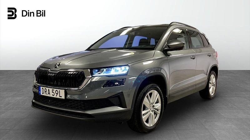 Grå Begagnad 2024 Skoda Karoq Selection SUV | 334 900 kr (Marknadspris) - Bild 1/4