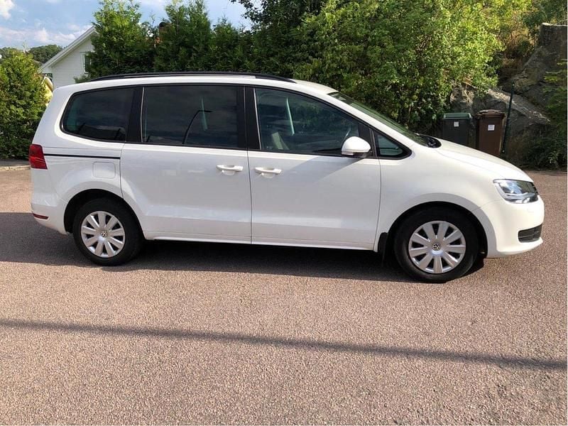 Vit Begagnad 2012 VW Sharan Minibuss | 68 500 kr (Marknadspris) - Bild 1/4