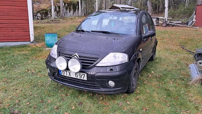 Svart Begagnad 2004 Citroën C3 Halvkombi | 10 000 kr (Superpris) - Bild 1/4