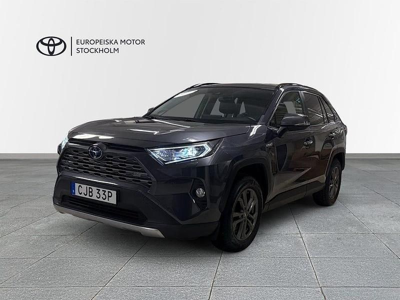 Grå Begagnad 2020 Toyota RAV4 Hybrid Executive SUV | 339 900 kr (Marknadspris) - Bild 1/4