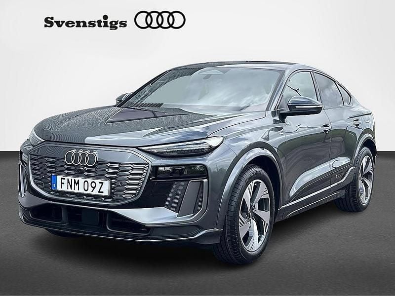Grå Begagnad 2025 Audi Q6 Sportback e-tron S-Line SUV | 698 900 kr - Bild 1/4
