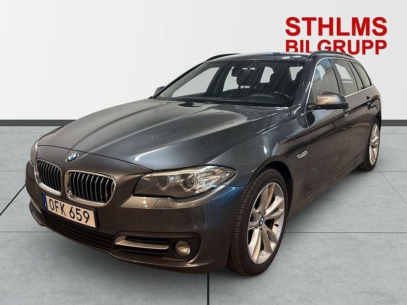 Grå (grå metallic) Begagnad 2017 BMW 520 M Sport Kombi | 159 900 kr (Superpris) - Bild 1/4