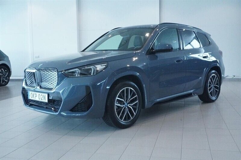 Grå/silver Begagnad 2024 BMW iX1 M Sport SUV | 528 800 kr (Marknadspris) - Bild 1/4