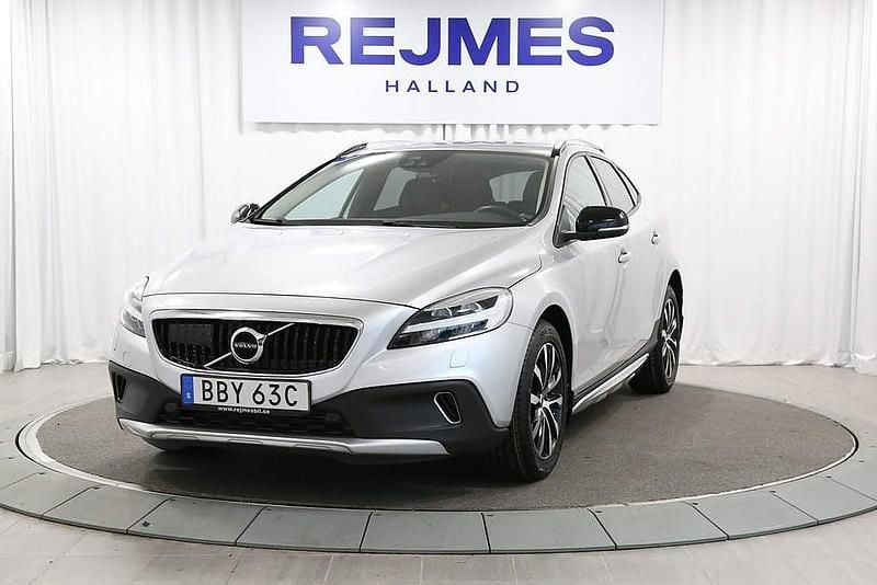 Silver Begagnad 2019 Volvo V40 Pro Halvkombi | 239 500 kr (Dyr) - Bild 1/4