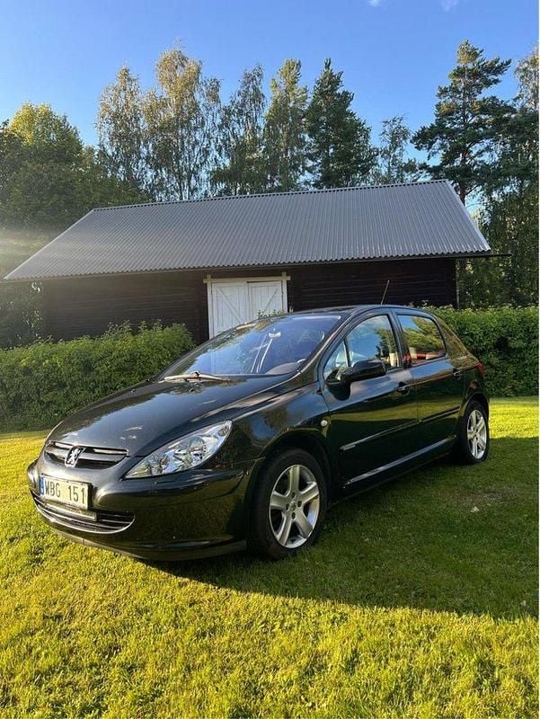 Svart Begagnad 2004 Peugeot 307 Halvkombi | 24 900 kr (Marknadspris) - Bild 1/4