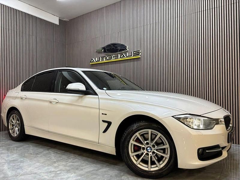 Vit Begagnad 2012 BMW 320 Sport Line Sedan | 149 900 kr (Lite dyr) - Bild 1/4