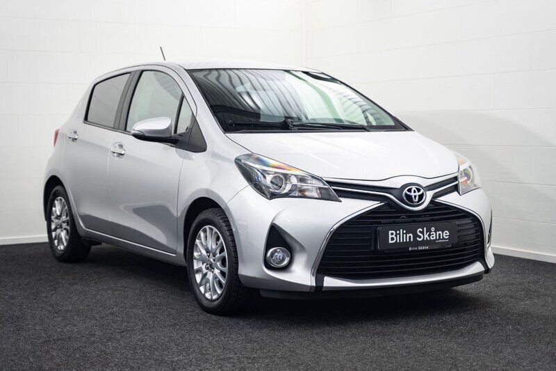 Silver Begagnad 2014 Toyota Yaris Active Halvkombi | 74 900 kr (Marknadspris) - Bild 1/4