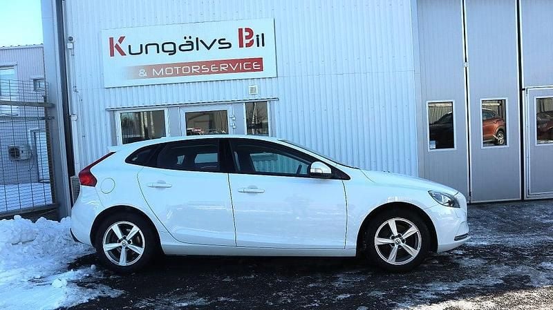 Begagnad Volvo V40 Kinetic 152 HK (111 kW) 2017 Vit Halvkombi