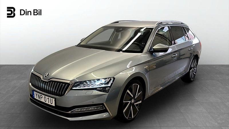 Grå Begagnad 2020 Skoda Superb LAURIN & KLEMENT Kombi | 279 900 kr (Marknadspris) - Bild 1/4