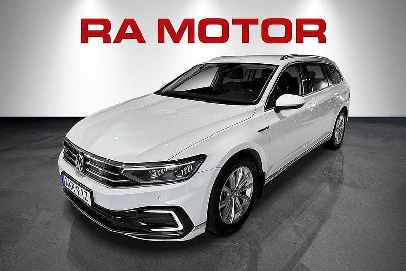 Vit Begagnad 2020 VW Passat GTE Kombi | 219 900 kr (Marknadspris) - Bild 1/4