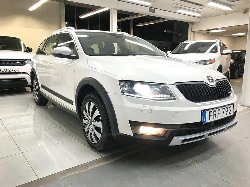 Begagnad Skoda Octavia Scout 184 HK (135 kW) 2015 Vit Kombi