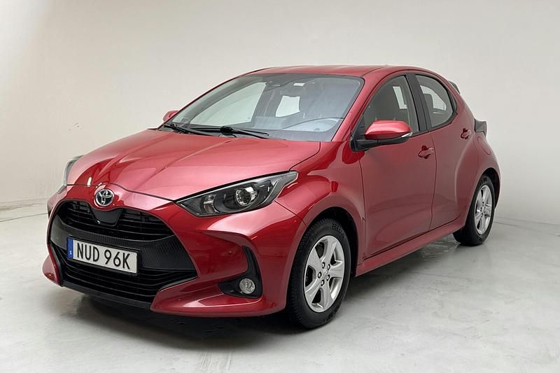 Röd Begagnad 2022 Toyota Yaris Active | 162 800 kr (Superpris) - Bild 1/4