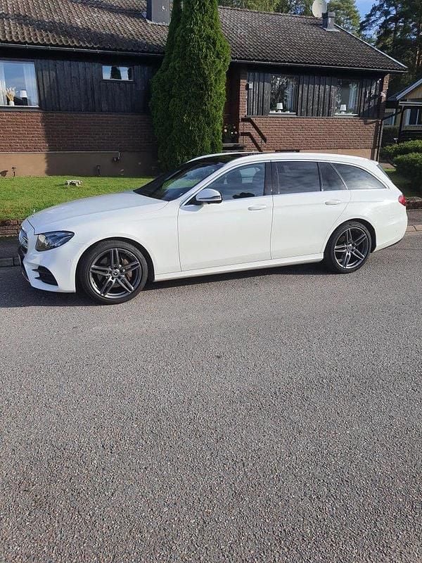 Vit Begagnad 2019 Mercedes E220 AMG line Kombi | 367 000 kr (Marknadspris) - Bild 1/4