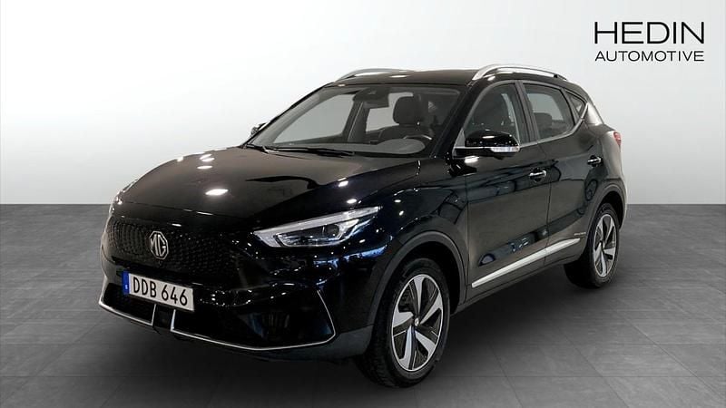 Svart (black) Begagnad 2022 MG ZS Luxury Sedan | 249 900 kr (Bra pris) - Bild 1/4