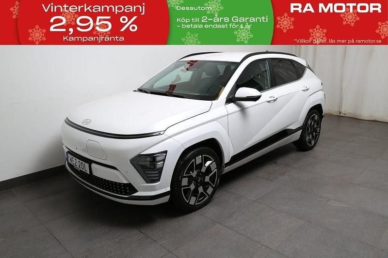 Vit Begagnad 2023 Hyundai Kona Advanced SUV | 369 900 kr (Marknadspris) - Bild 1/3