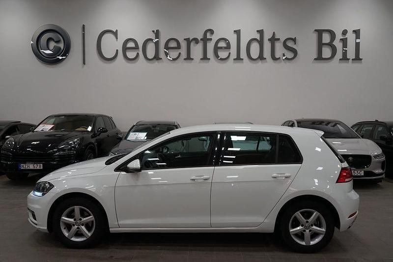 Begagnad VW Golf VII 110 HK (80 kW) 2018 Vit Halvkombi