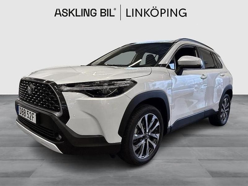 Vit Begagnad 2024 Toyota Corolla Cross Style SUV | 355 000 kr (Marknadspris) - Bild 1/4