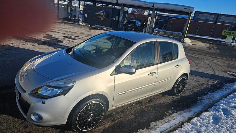 Begagnad 2011 Renault Clio R.S. Halvkombi | 36 000 kr (Marknadspris) - Bild 1/4