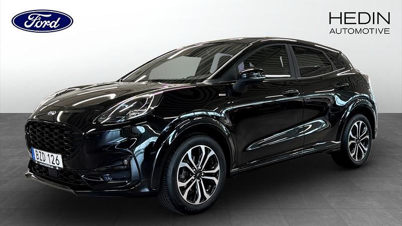 Svart (black) Begagnad 2022 Ford Puma Gen-E ST-Line Halvkombi | 219 900 kr (Marknadspris) - Bild 1/4