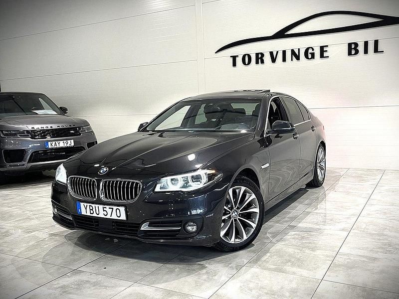Grå Begagnad 2016 BMW 520 Sedan | 169 900 kr (Marknadspris) - Bild 1/4