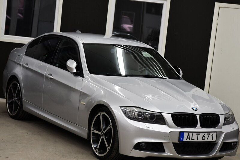Ljusgrå Begagnad 2010 BMW 335 M Sport Sedan | 199 500 kr (Superpris) - Bild 1/4