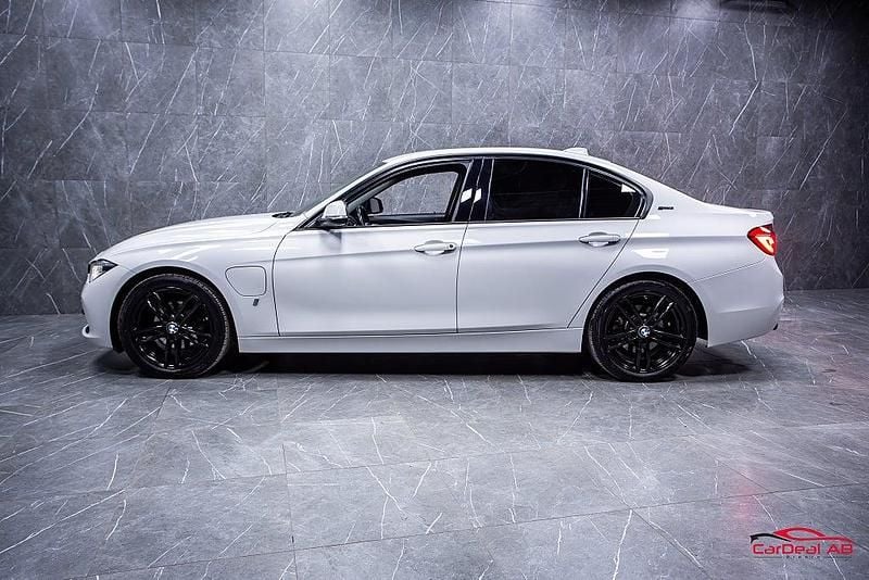Begagnad BMW 330e Sport Line 184 HK (135 kW) 2017 Vit Sedan