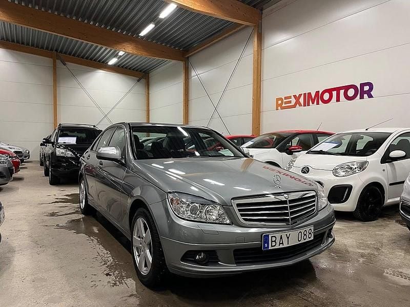 Grå Begagnad 2007 Mercedes C200 Classic Sedan | 59 900 kr (Marknadspris) - Bild 1/4