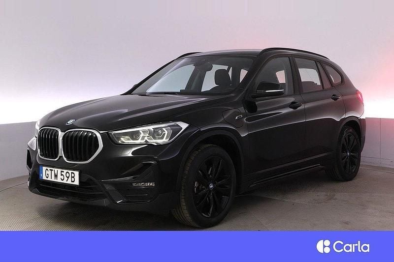Svart Begagnad 2022 BMW X1 Sport Line SUV | 334 900 kr (Marknadspris) - Bild 1/4