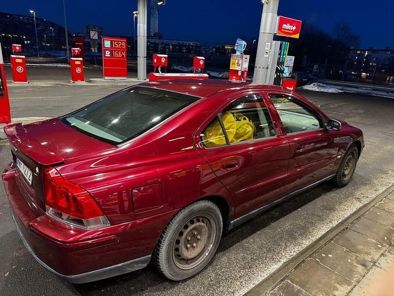 Begagnad Volvo S60 140 HK (102 kW) 2005 Vinröd Sedan