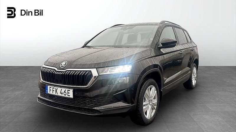Svart Ny 2025 Skoda Karoq Selection SUV | 339 900 kr (Marknadspris) - Bild 1/4