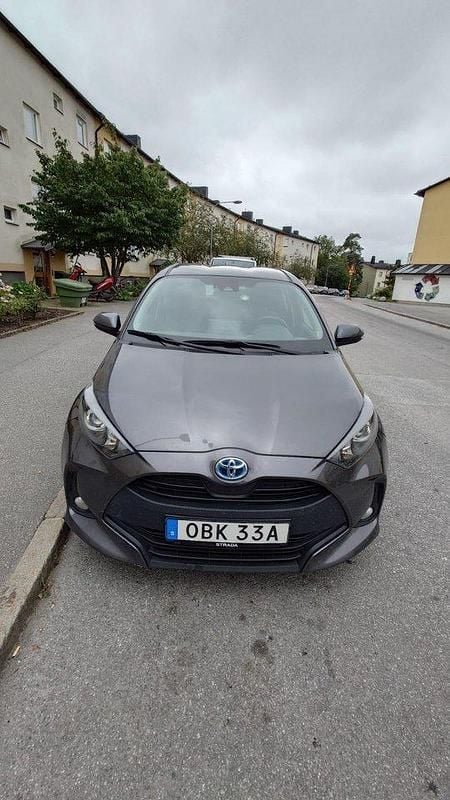 Grå Begagnad 2022 Toyota Yaris Hybrid Active Halvkombi | 195 000 kr (Marknadspris) - Bild 1/4