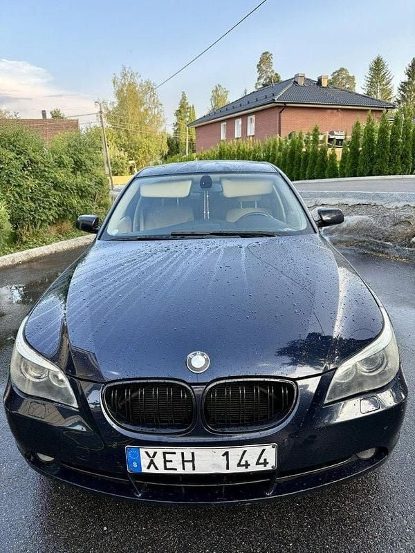 Blå Begagnad 2006 BMW 523 Sedan | 57 900 kr (Bra pris) - Bild 1/4
