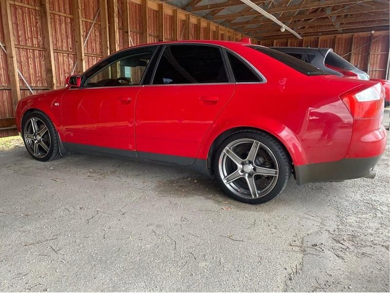 Röd Begagnad 2004 Audi A4 Comfort Sedan | 24 900 kr (Marknadspris) - Bild 1/4