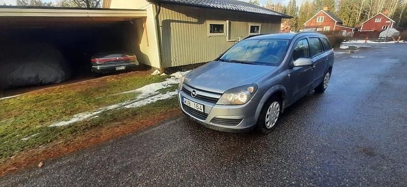 Grå Begagnad 2005 Opel Astra Kombi | 35 000 kr (Marknadspris) - Bild 1/4