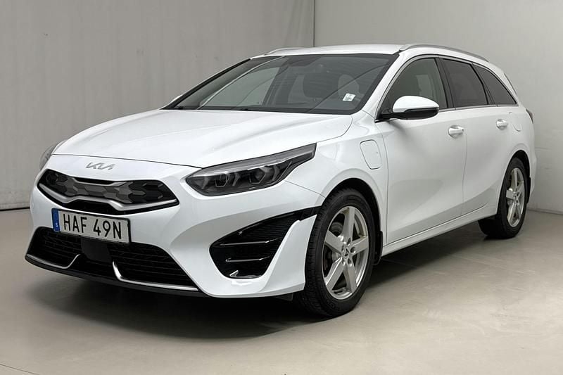 Vit Begagnad 2022 Kia Ceed | 210 000 kr - Bild 1/4