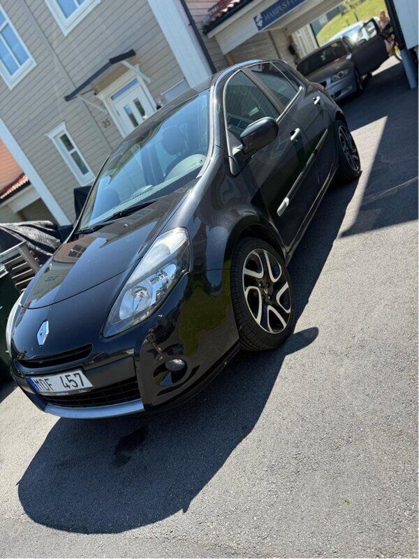 Svart Begagnad 2012 Renault Clio IV Halvkombi | 27 900 kr - Bild 1/4