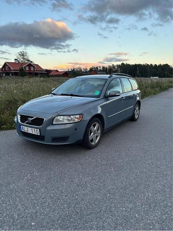 Blå Begagnad 2008 Volvo V50 Kombi | 15 000 kr (Superpris) - Bild 1/4