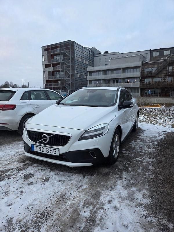 Vit Begagnad 2019 Volvo V40 CC Kombi | 149 000 kr (Bra pris) - Bild 1/4