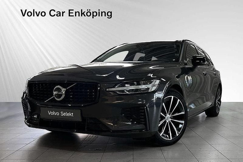 Grå Begagnad 2025 Volvo V60 Plus Kombi | 494 900 kr (Marknadspris) - Bild 1/3