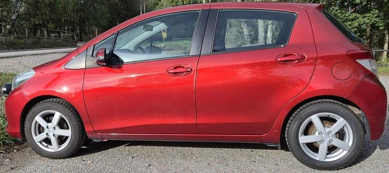 Röd Begagnad 2012 Toyota Yaris Halvkombi | 82 000 kr (Lite dyr) - Bild 1/4