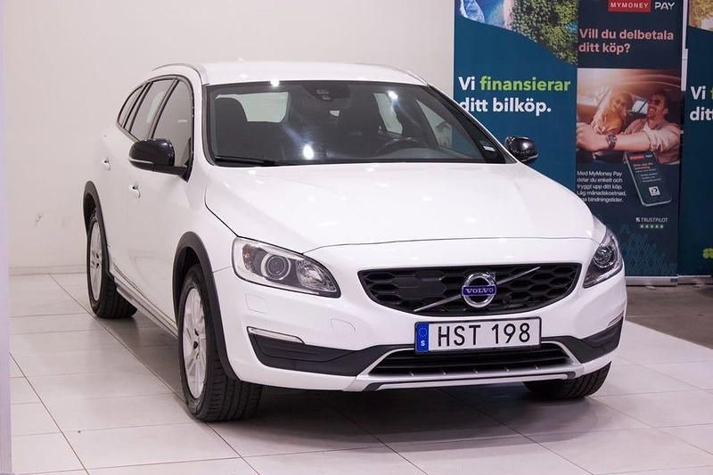 Begagnad Volvo V60 CC Momentum 190 HK (139 kW) 2016 Vit Kombi
