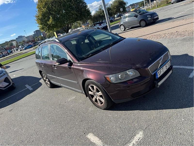 Röd Begagnad 2006 Volvo V50 Kombi | 29 000 kr (Marknadspris) - Bild 1/4