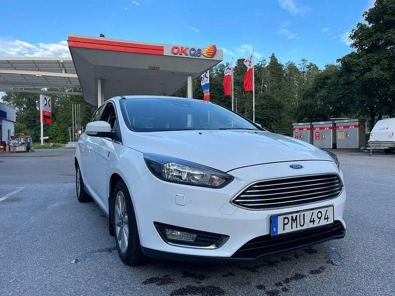 Vit Begagnad 2018 Ford Focus Titanium Halvkombi | 75 000 kr (Bra pris) - Bild 1/4