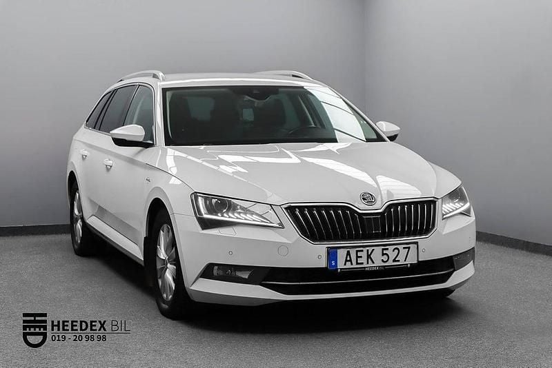 Vit (candy white) Begagnad 2018 Skoda Superb Business Line Kombi | 179 800 kr (Marknadspris) - Bild 1/4