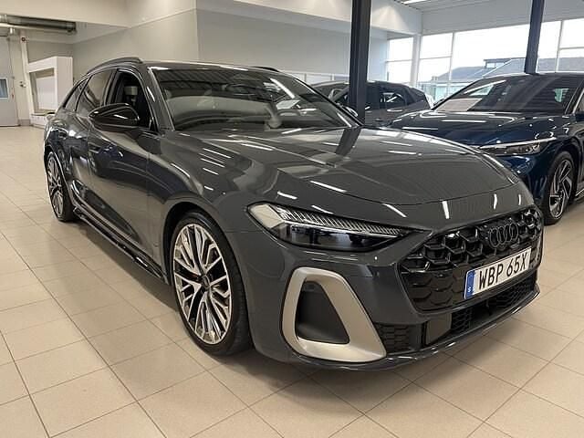 Grå (magnetgrå) Begagnad 2025 Audi A5 S-Line Sportkupé | 598 900 kr (Dyr) - Bild 1/4
