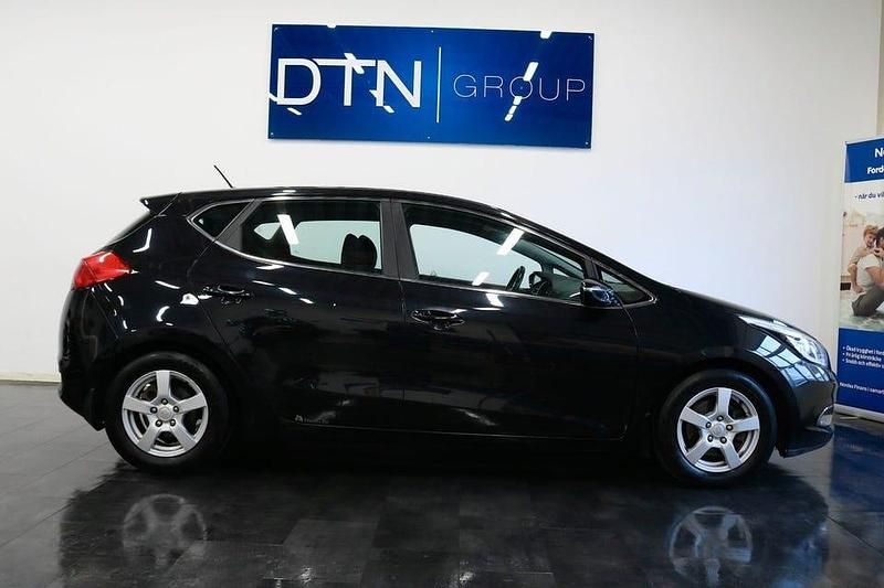 Svart Begagnad 2013 Kia Ceed Comfort Halvkombi | 59 500 kr (Marknadspris) - Bild 1/4